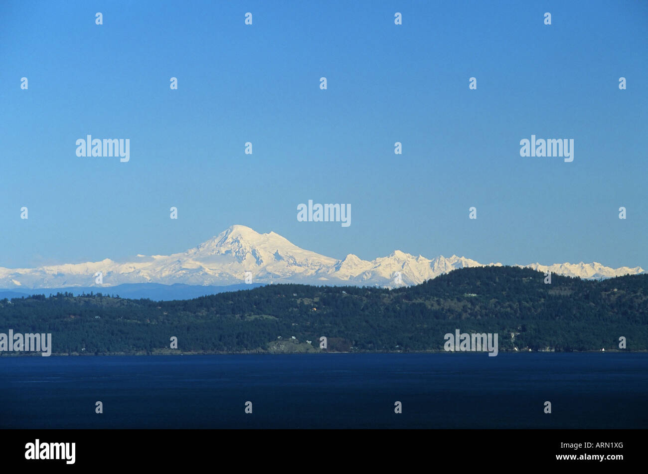 Vista di Mt. Baker da Mt. Douglas, Isola di Vancouver, British Columbia, Canada. Foto Stock