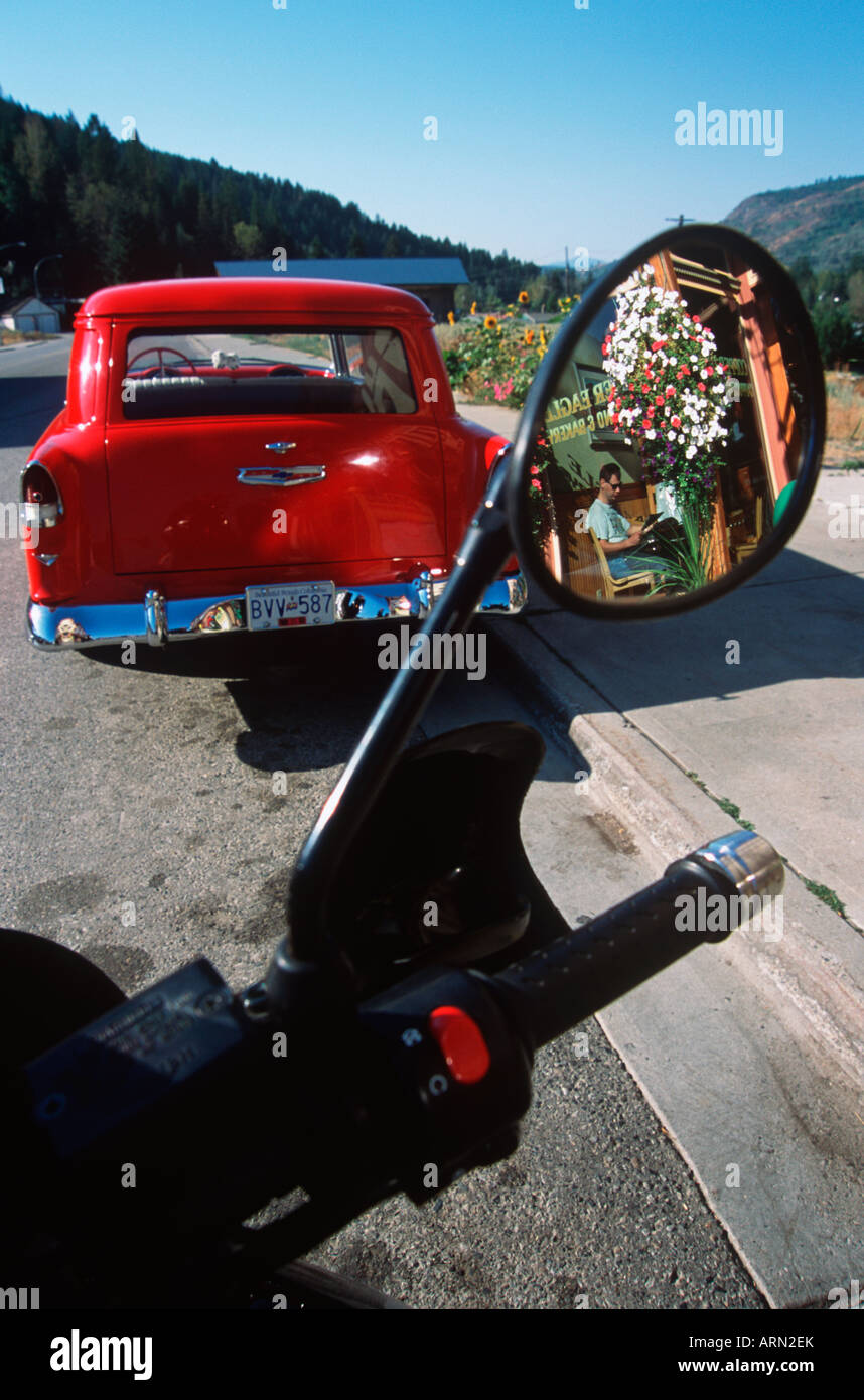 Classic chevrolet e manubrio del motociclo, Greenwood, British Columbia, Canada. Foto Stock