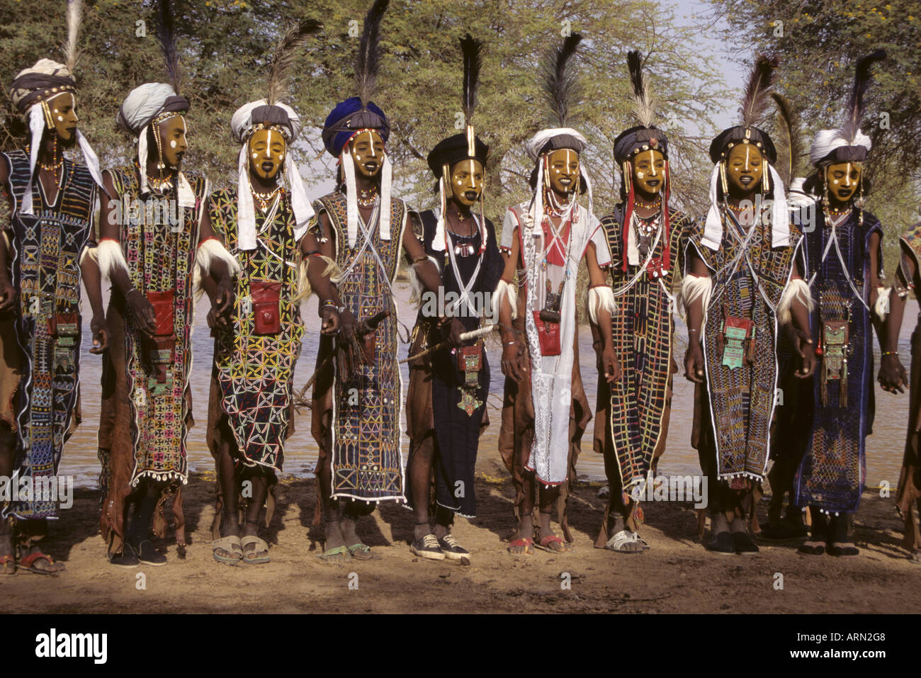 Akadaney, Niger, Africa. Fulani Wodaabe ballerini a Geerewol, o maschio concorso di bellezza. Foto Stock