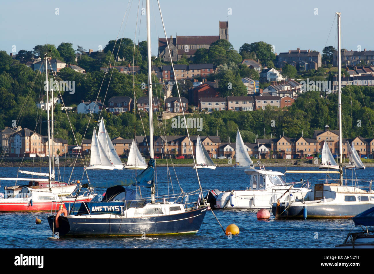 Barche a vela off Penarth Cardiff Bay Foto Stock