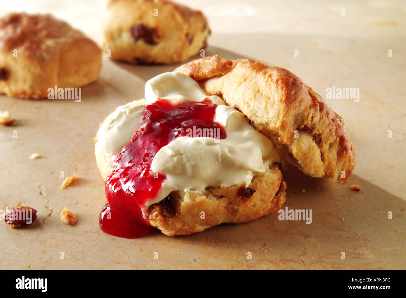 Tradizionale britannico focaccine dolci, crema e marmellata Foto Stock