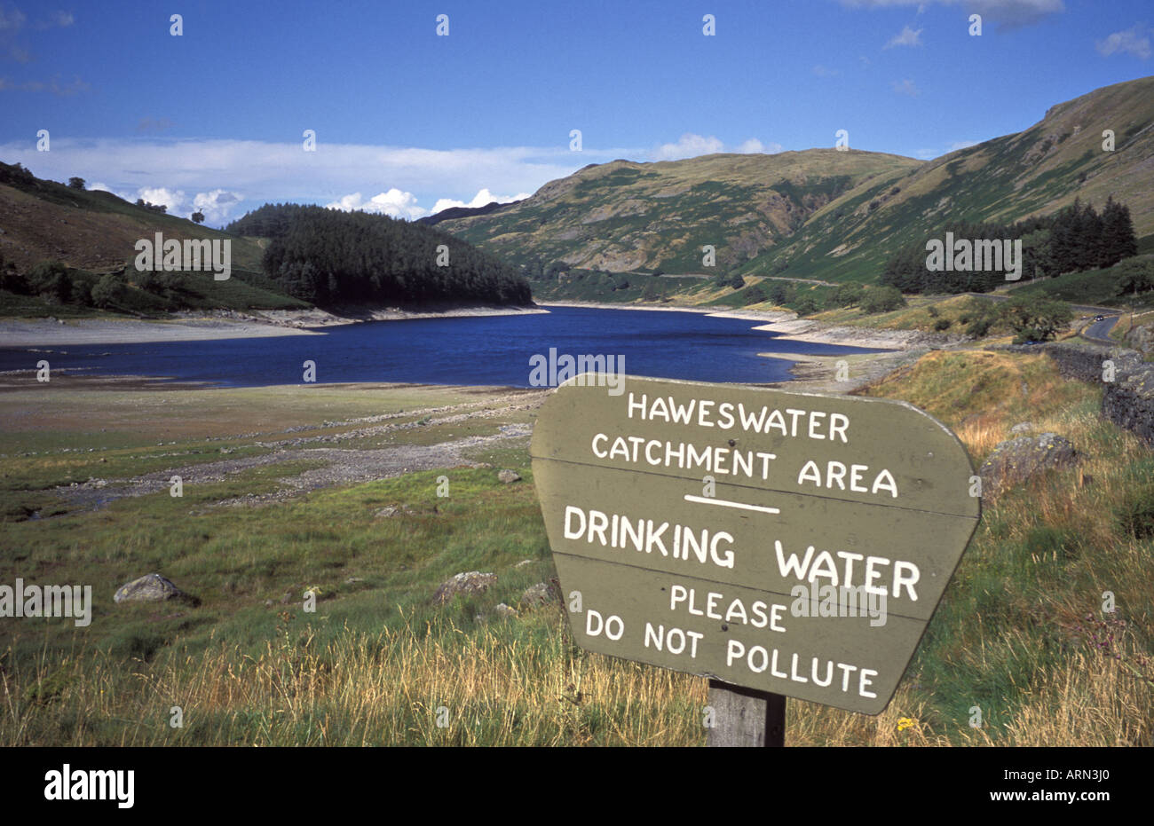 Basso livello dell'acqua nel serbatoio Scafell nel Parco nazionale del Lake District Cumbria Engalnd Luglio 2006 Foto Stock