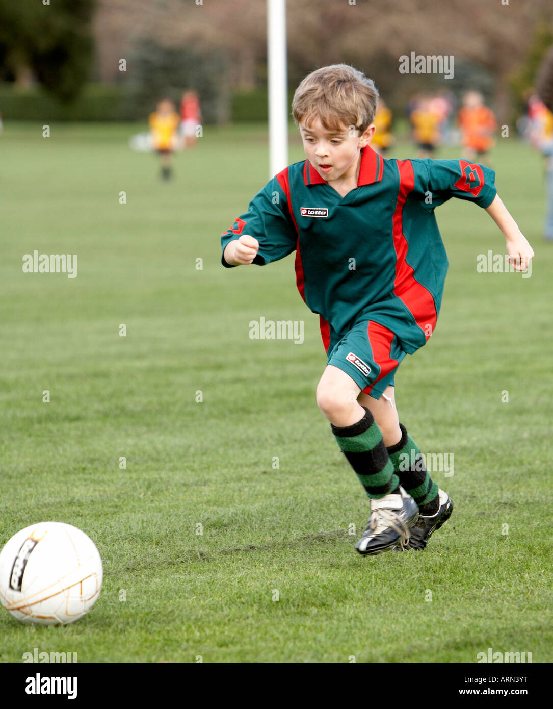 Sport giovane persona 7 in esecuzione per ottenere la palla in gioco di calcio Foto Stock