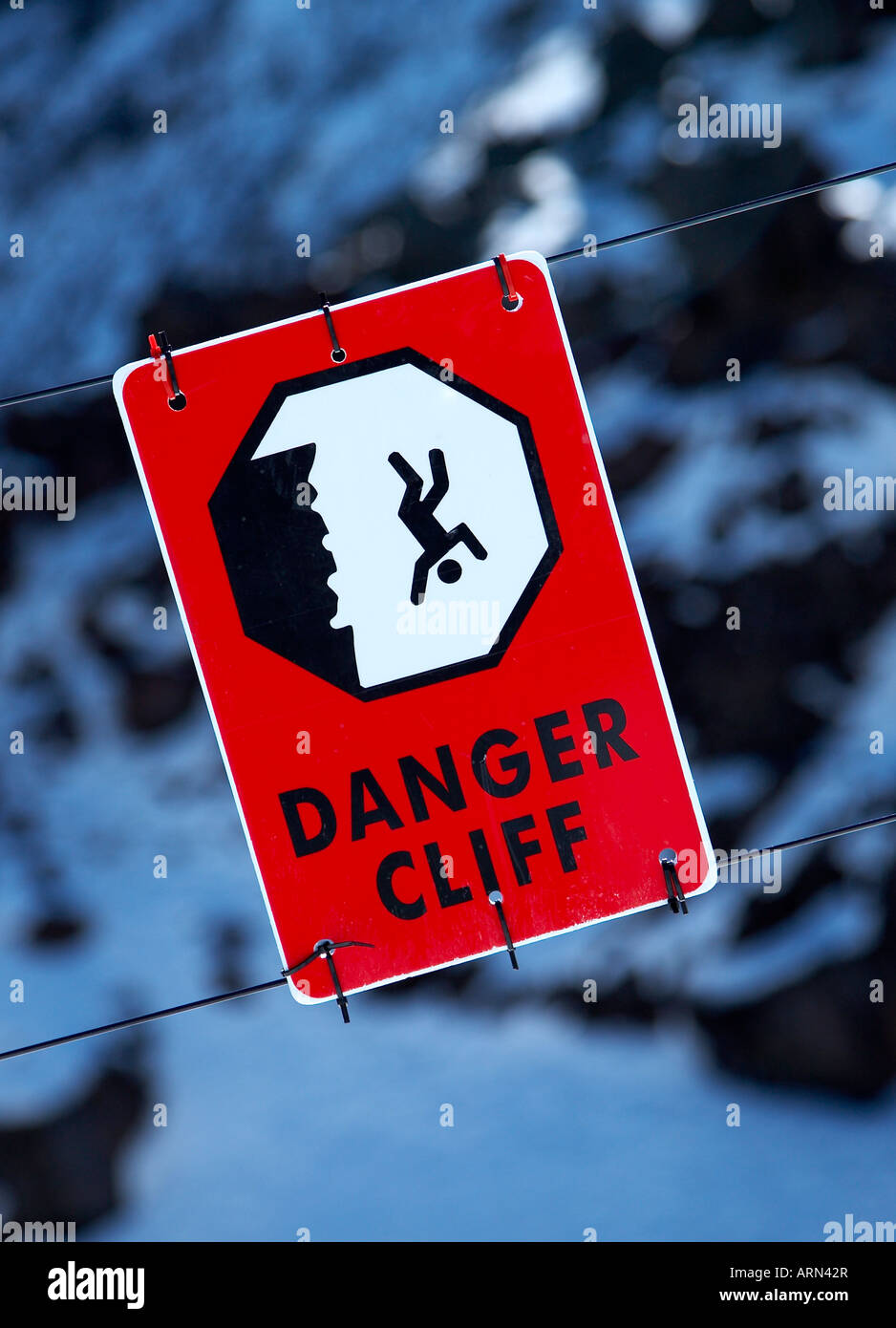 La salute e la sicurezza di segno di avvertimento cliff caduta Foto Stock