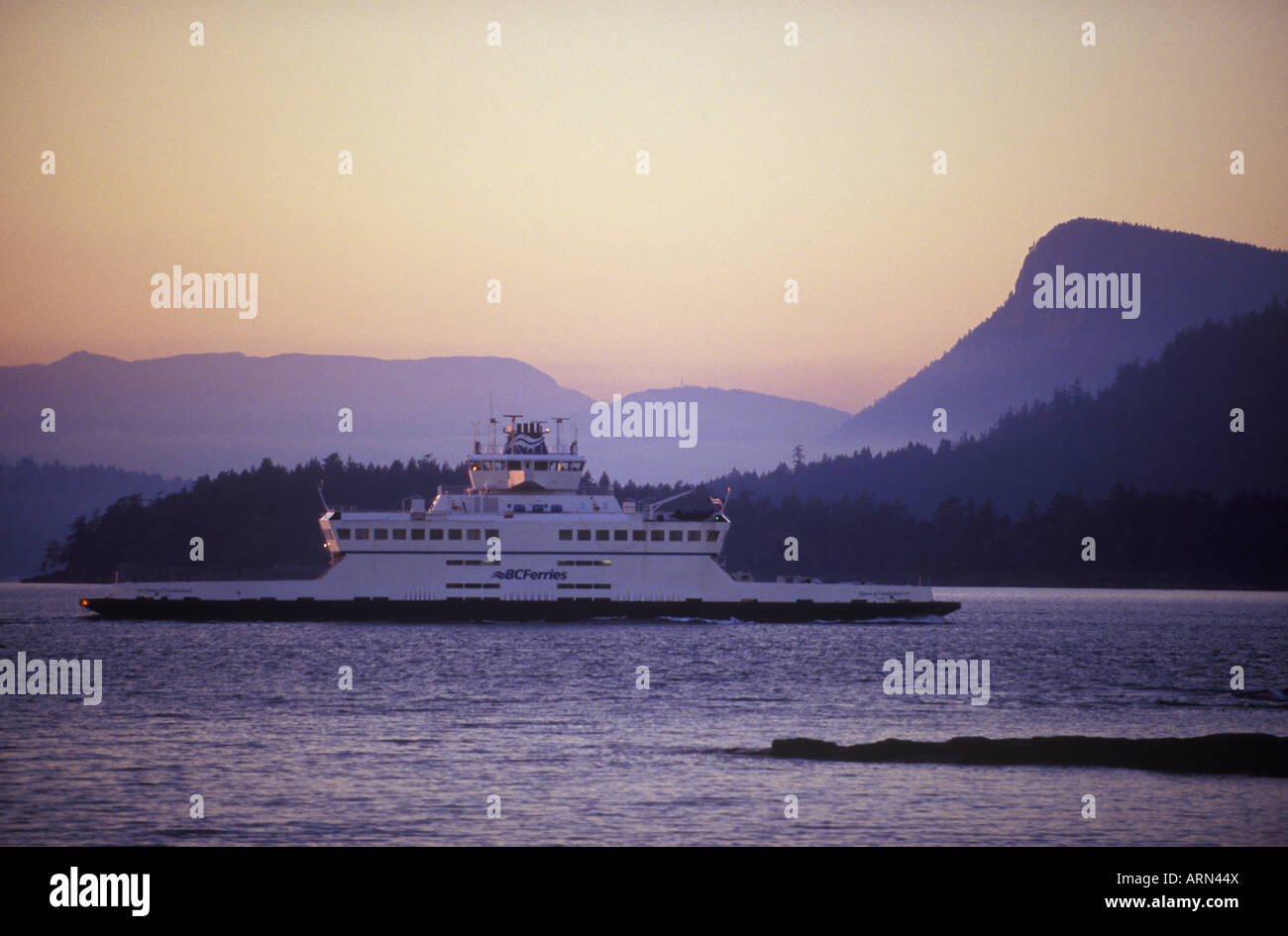 BC Ferry lungo il tragitto per il porto di Fulford, Saltspring Island da Swartz Bay, vicino a Victoria al crepuscolo, British Columbia, Canada. Foto Stock