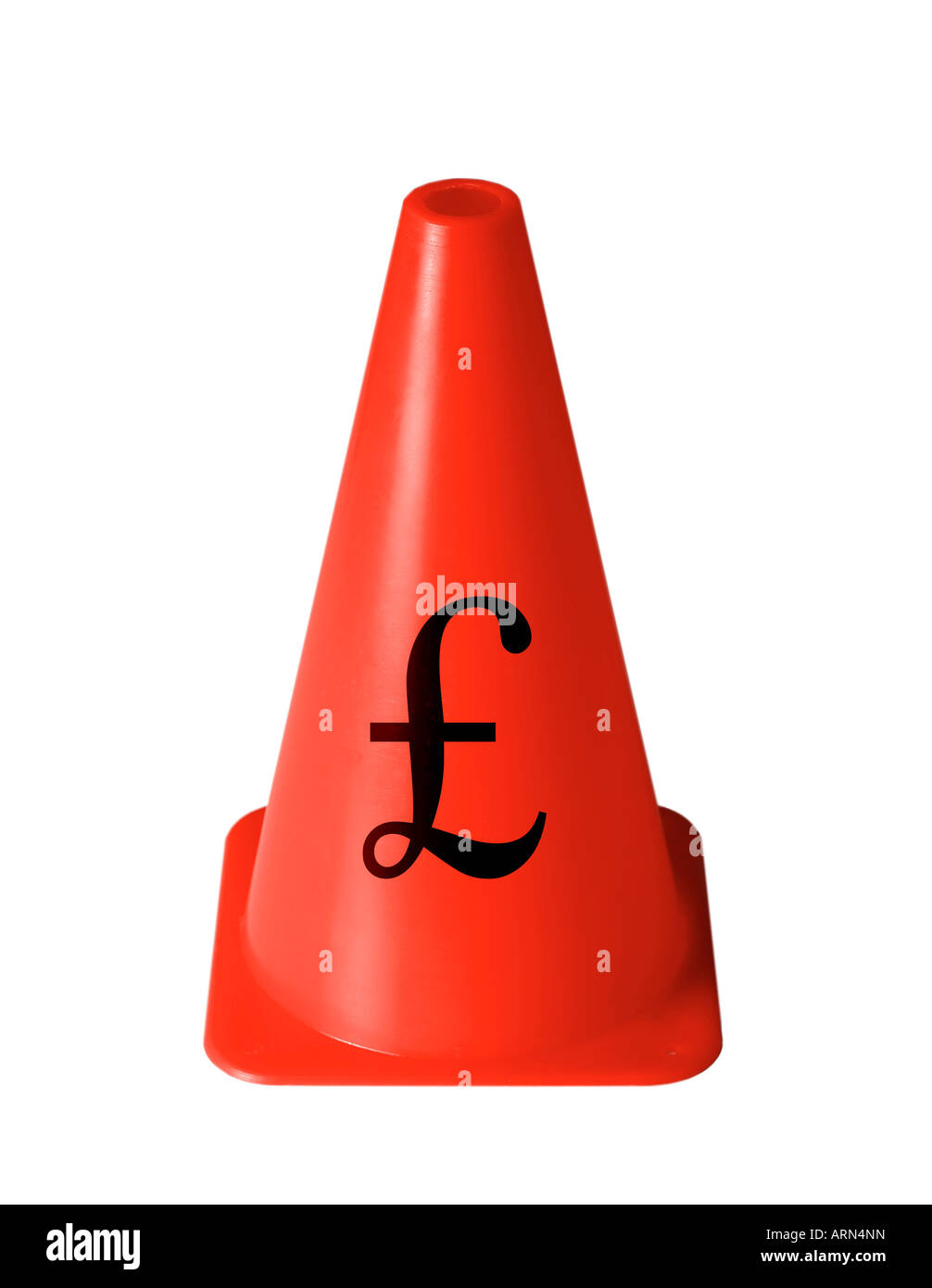 Rosso brillante cono di sicurezza con lira sterlina segno stampato su contro il ritaglio bianco Foto Stock
