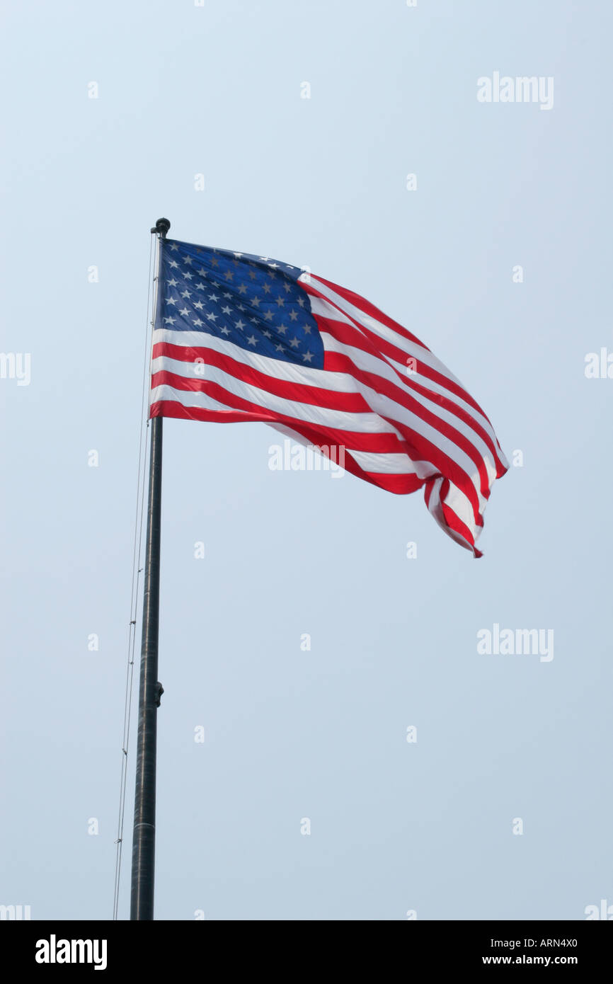 Bandiera americana imposta nei confronti di un blu limpido cielo privo di nuvole Foto Stock