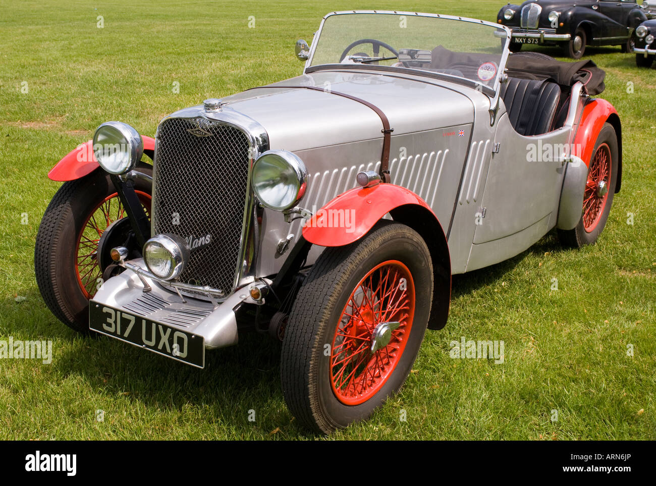 Un classico Singer Le Mans automobile sorgeva sull'erba Foto Stock