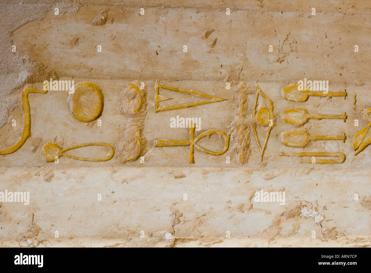 Geroglifici sulle pareti della corte centrale Tempio di Hatshepsut Cisgiordania Luxor Valle del Nilo in Egitto Foto Stock