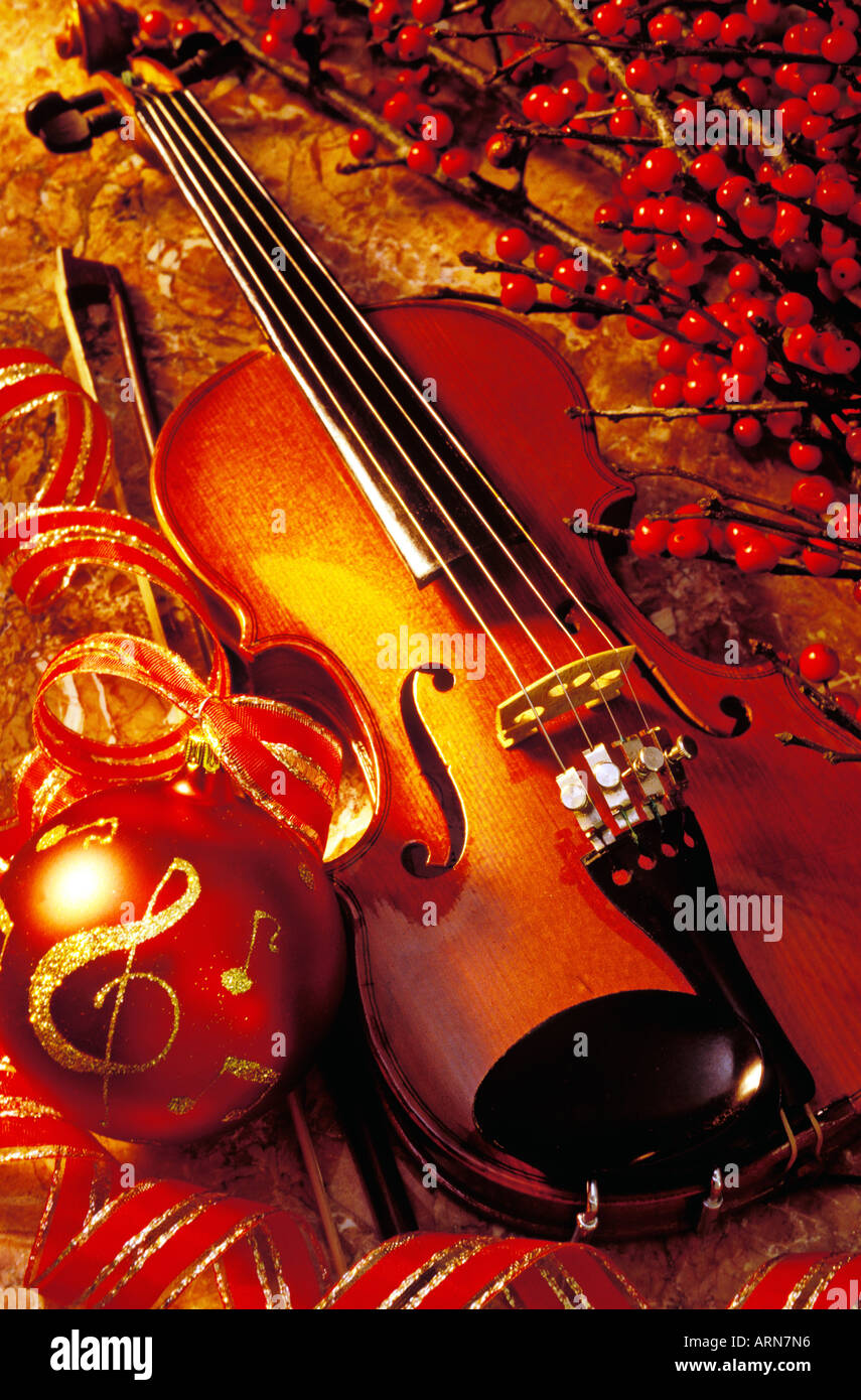 Il violino con ornamento di Natale Foto Stock