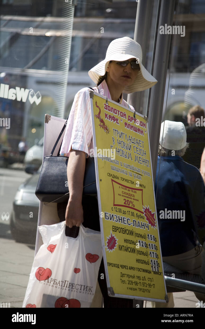 Scheda sandwich pubblicità vicino a Piazza Pushkin Mosca Russia Europa orientale Luglio 2006 Foto Stock Scheda sandwich pubblicità vicino a Piazza Pushkin Mosca Russia Europa orientale Luglio 2006 Foto Stock