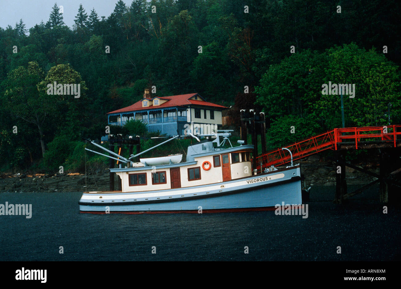 Isole del golfo, Saltspring Island, Vesuvio Pub e corrispondenza di yacht da crociera, British Columbia, Canada. Foto Stock