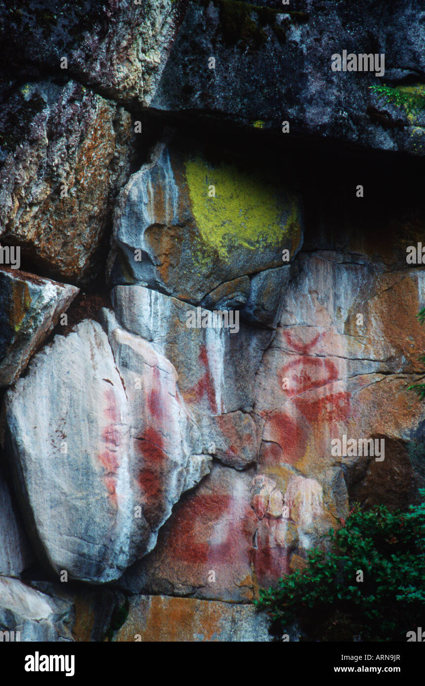 Passaggio interno, Petrograph in ocra rossa sulla roccia, Kynoch ingresso, British Columbia, Canada. Foto Stock