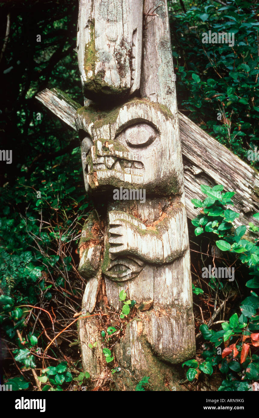 Le Prime Nazioni cultura, Nuu-chah-nulth pole nel villaggio abondoned : Isole Checleset, British Columbia, Canada. Foto Stock