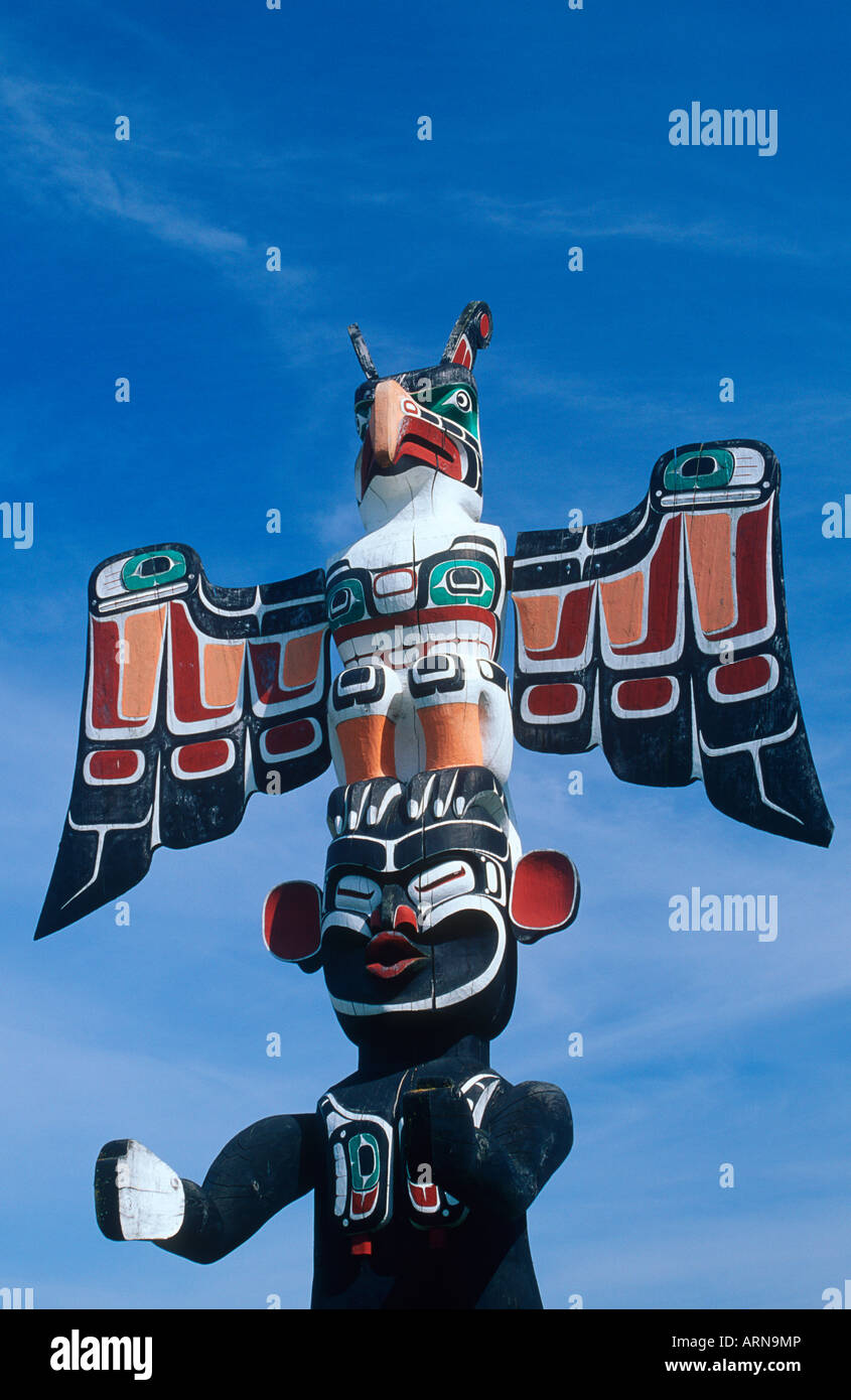 Prima Nazione il totem pole, Duncan, Isola di Vancouver, British Columbia, Canada. Foto Stock