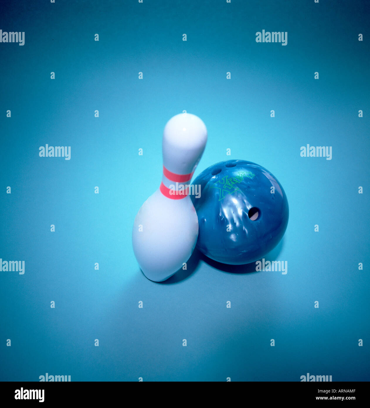 Palla da bowling e bowling Pin Foto Stock