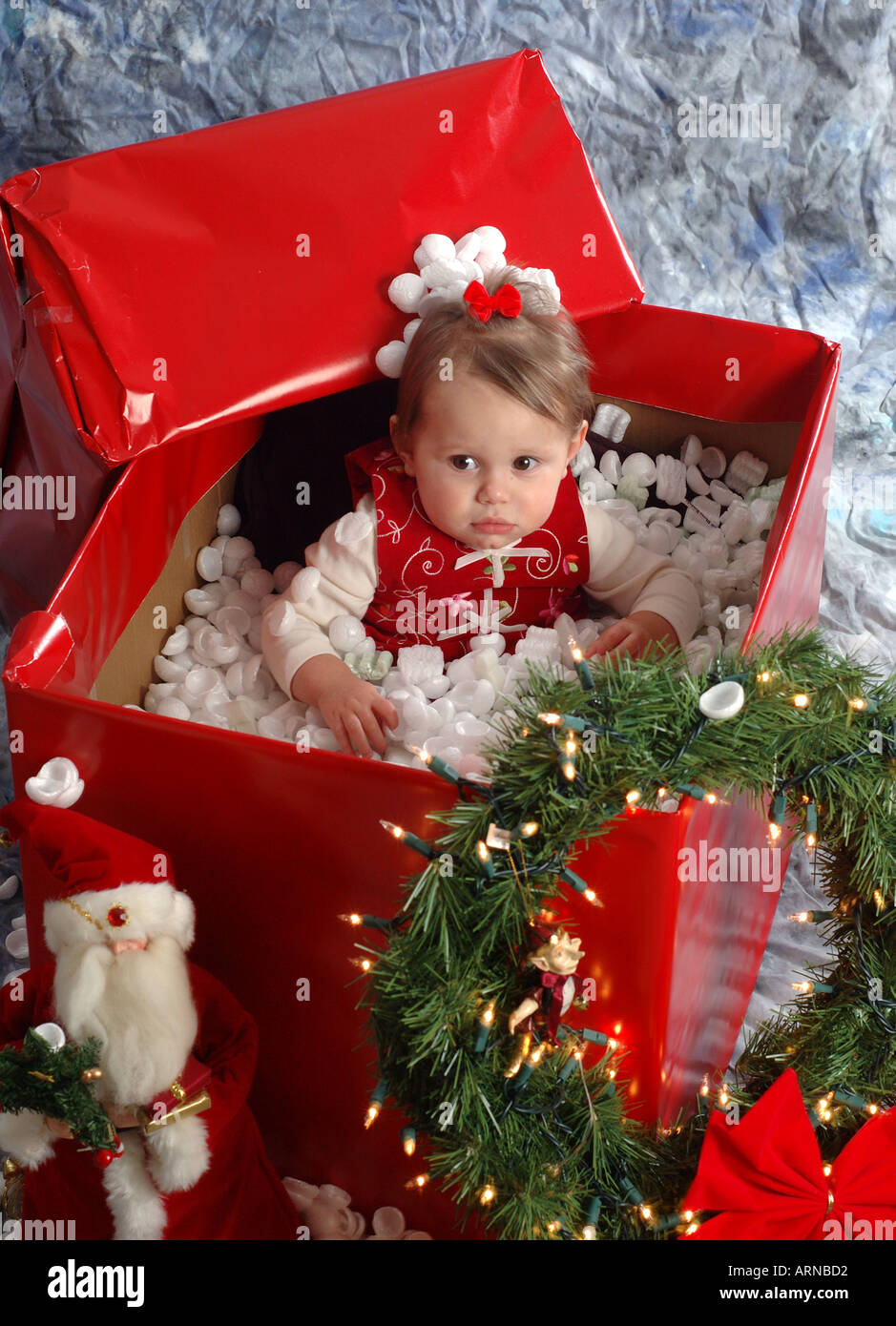 Piccola bambina come un regalo di Natale Foto Stock