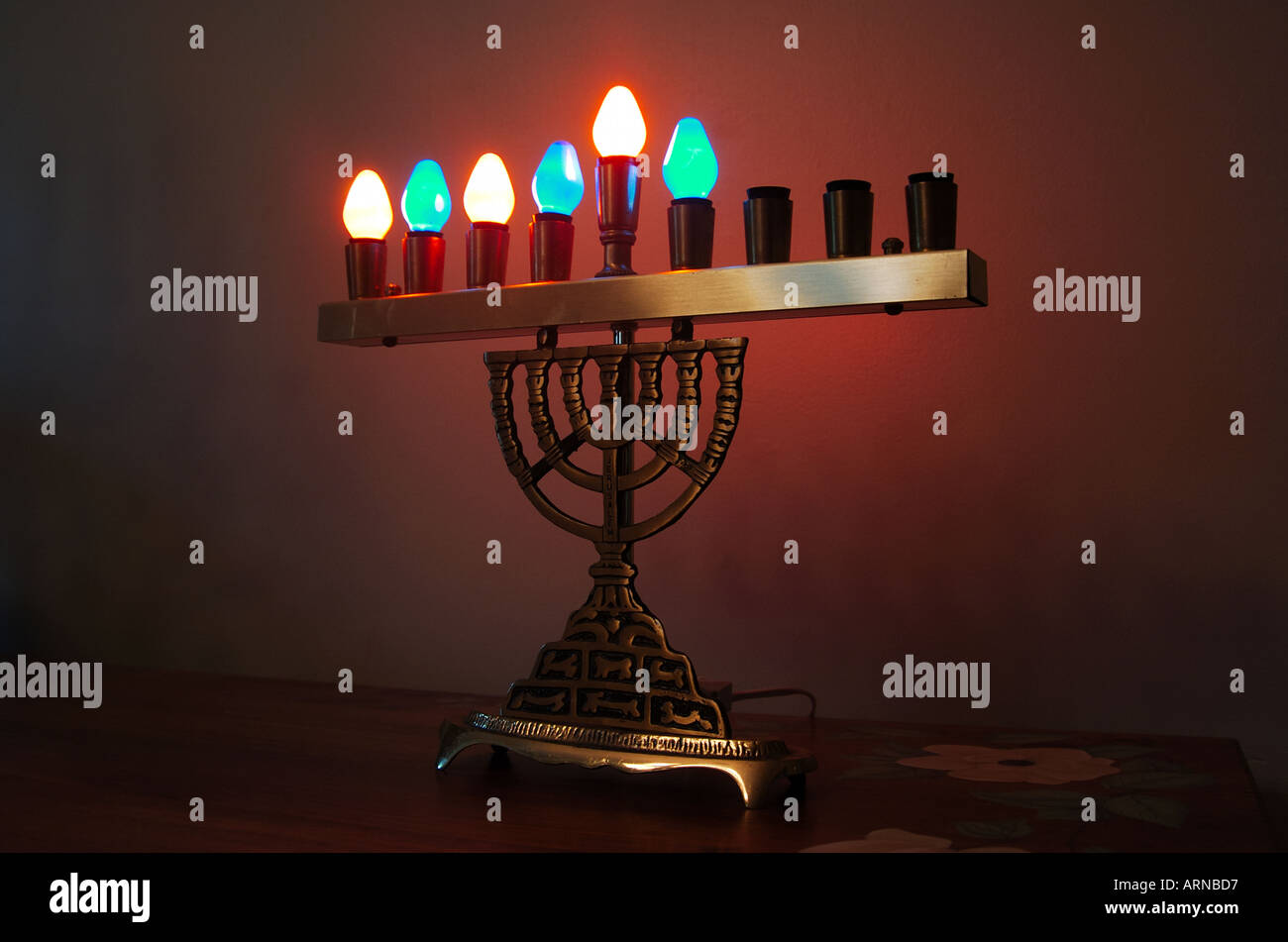 Hanukkah Menorah con lampadine elettriche accese Foto Stock