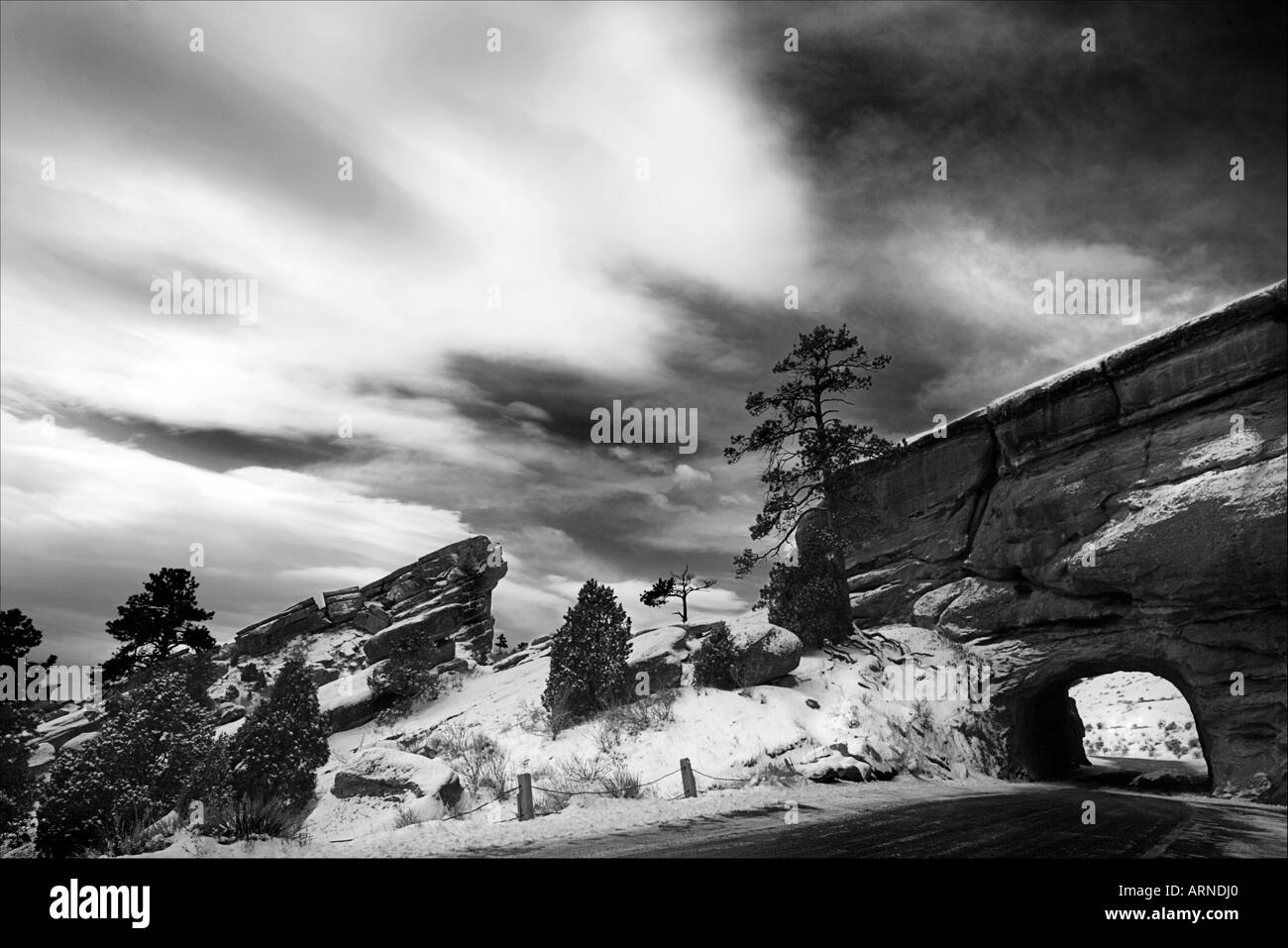 Red Rock theatre golden colorado in bianco e nero con il bianco puffy nuvole Foto Stock