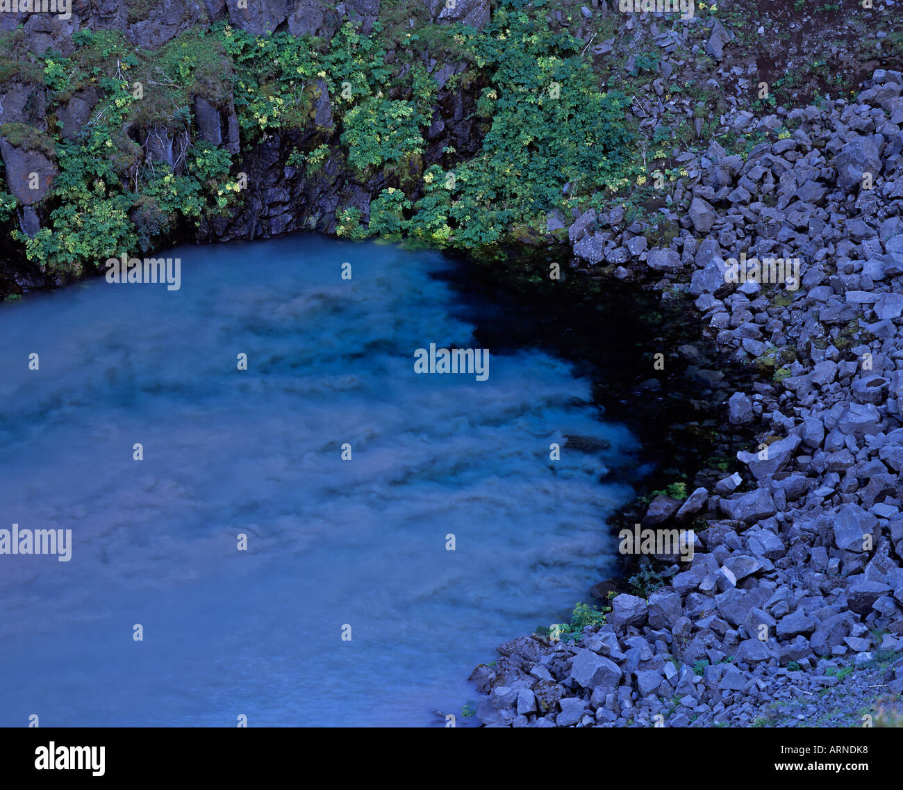 Clear Spring acqua si mescola con l'acqua muddily del ghiacciaio fiume joekulsa un fjoellum, joekulsarglufur national park, Islanda Foto Stock