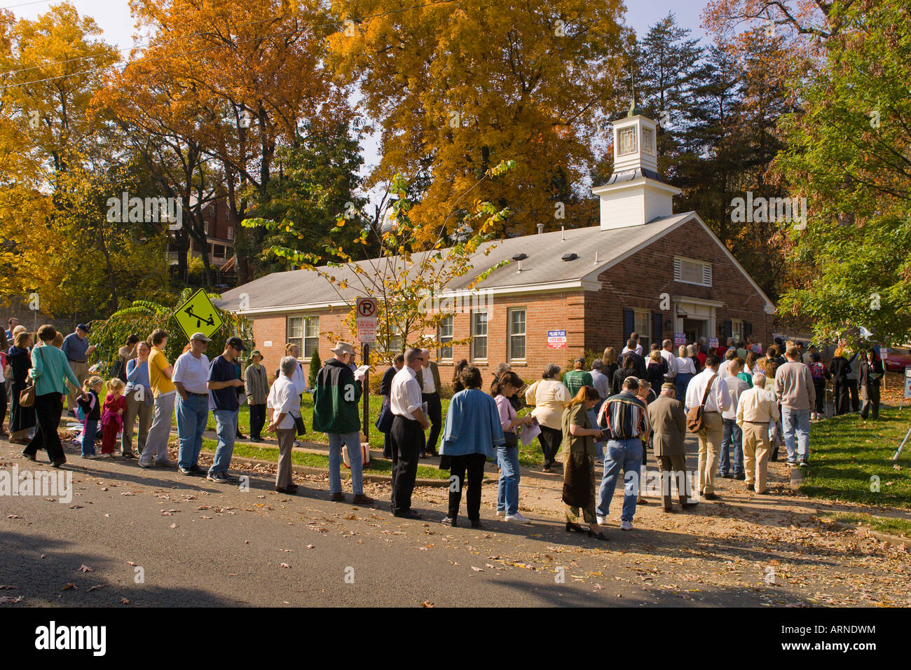 ARLINGTON VIRGINIA USA Gli elettori linea fino in tarda mattinata a votare nelle elezioni presidenziali del 2 novembre 2004 Foto Stock