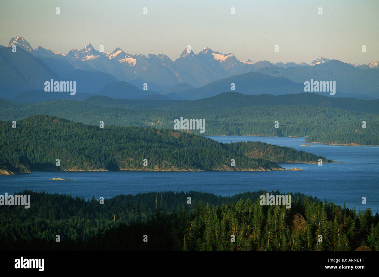 Vista costiera dalla Cina montagna sull isola di Quadra, British Columbia, Canada. Foto Stock