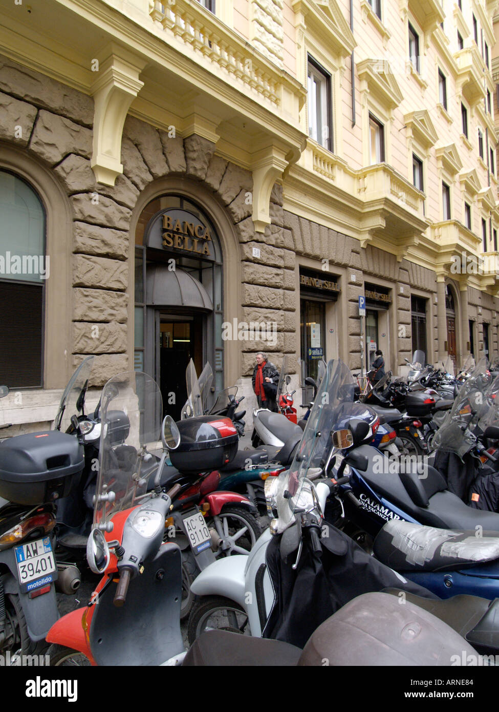 Trovare un posto per parcheggiare il vostro scooter è una sfida quotidiana a Roma Italia ma di fronte la banca farà Foto Stock