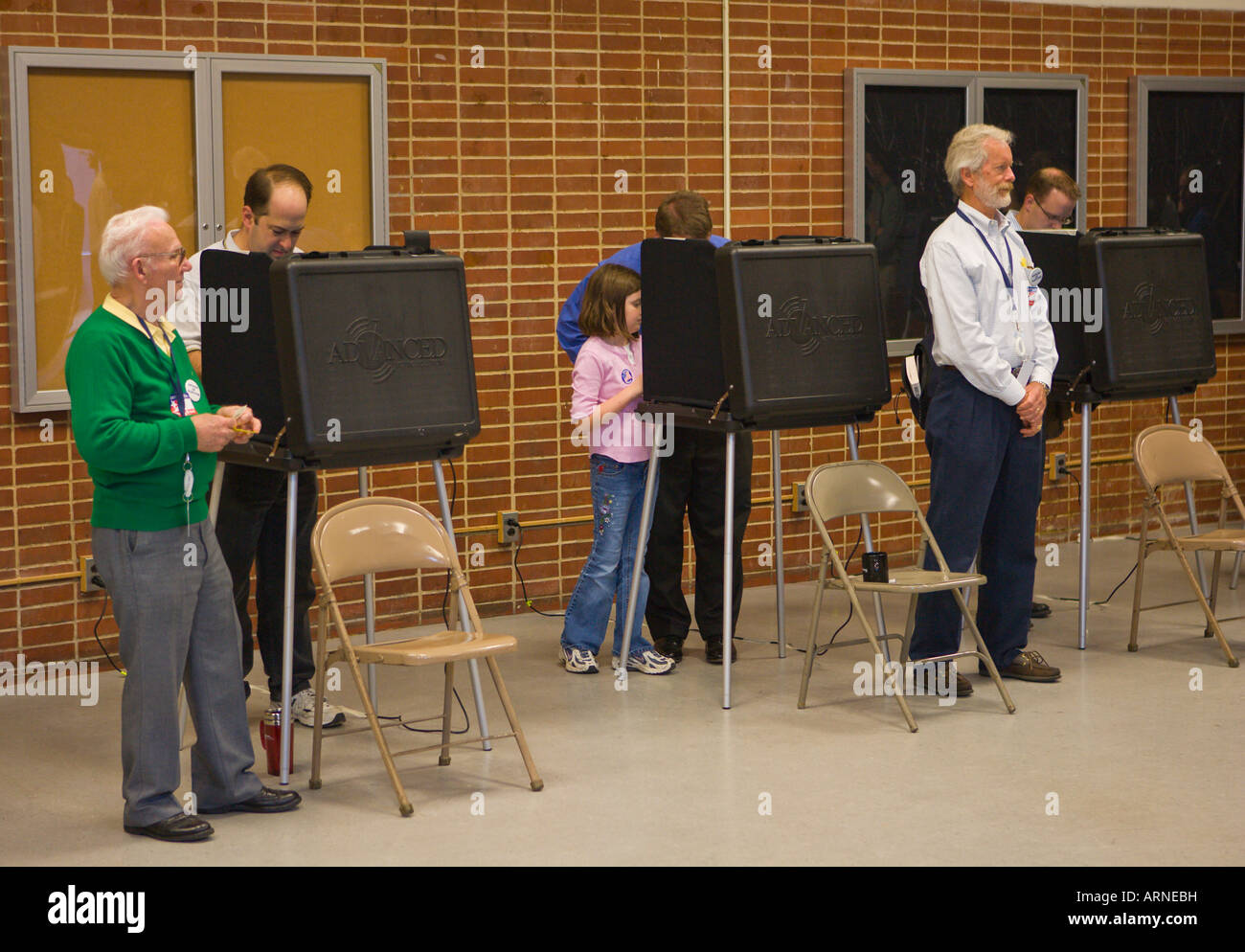 ARLINGTON VIRGINIA USA Gli elettori voti espressi nelle elezioni presidenziali tramite touch screen macchine di voto elettronico Foto Stock