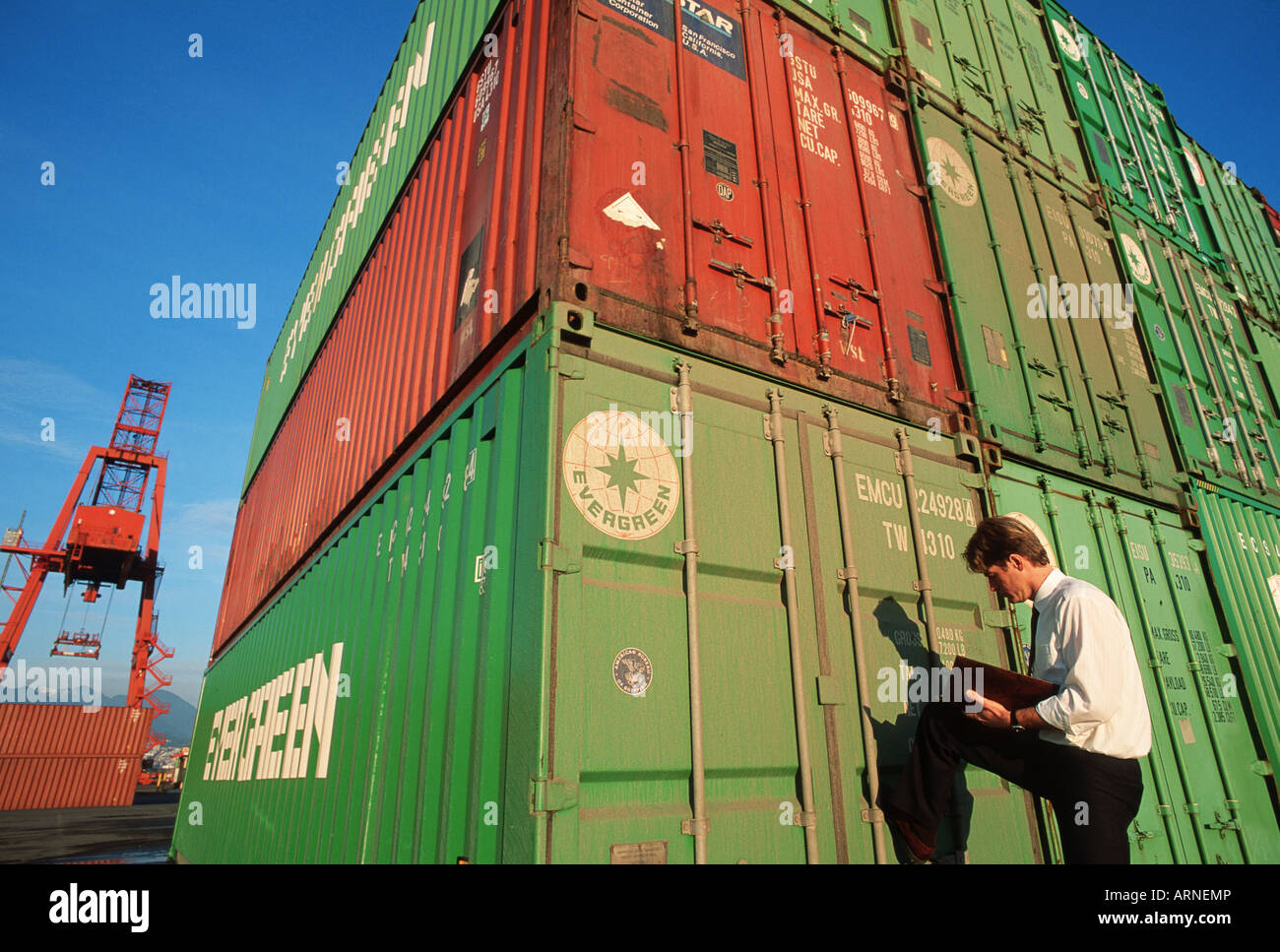 Porto di Vancouver lavoratore controlla i documenti nel contenitore storage area, British Columbia, Canada. Foto Stock