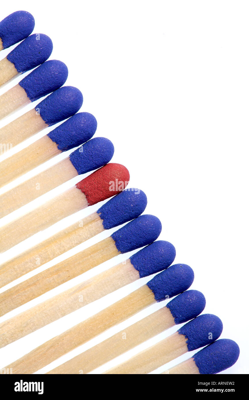 Partite con teste di blu, uno rosso corrispondono, simbolo di integrazione e di comunità, makro, tagliate Foto Stock