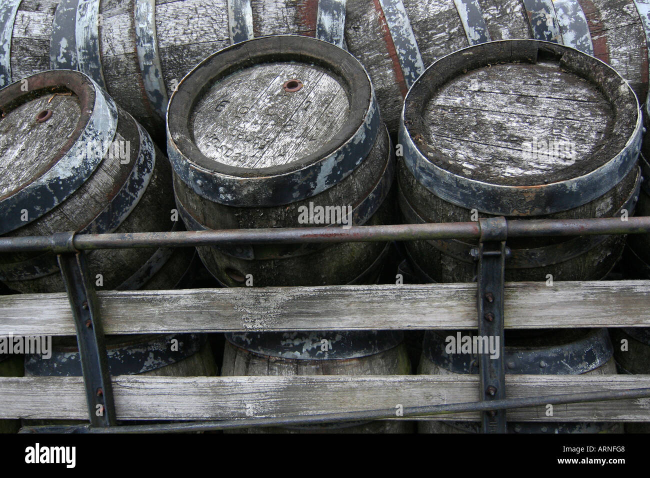 Il vecchio legno Barili di birra su un carrello Foto Stock