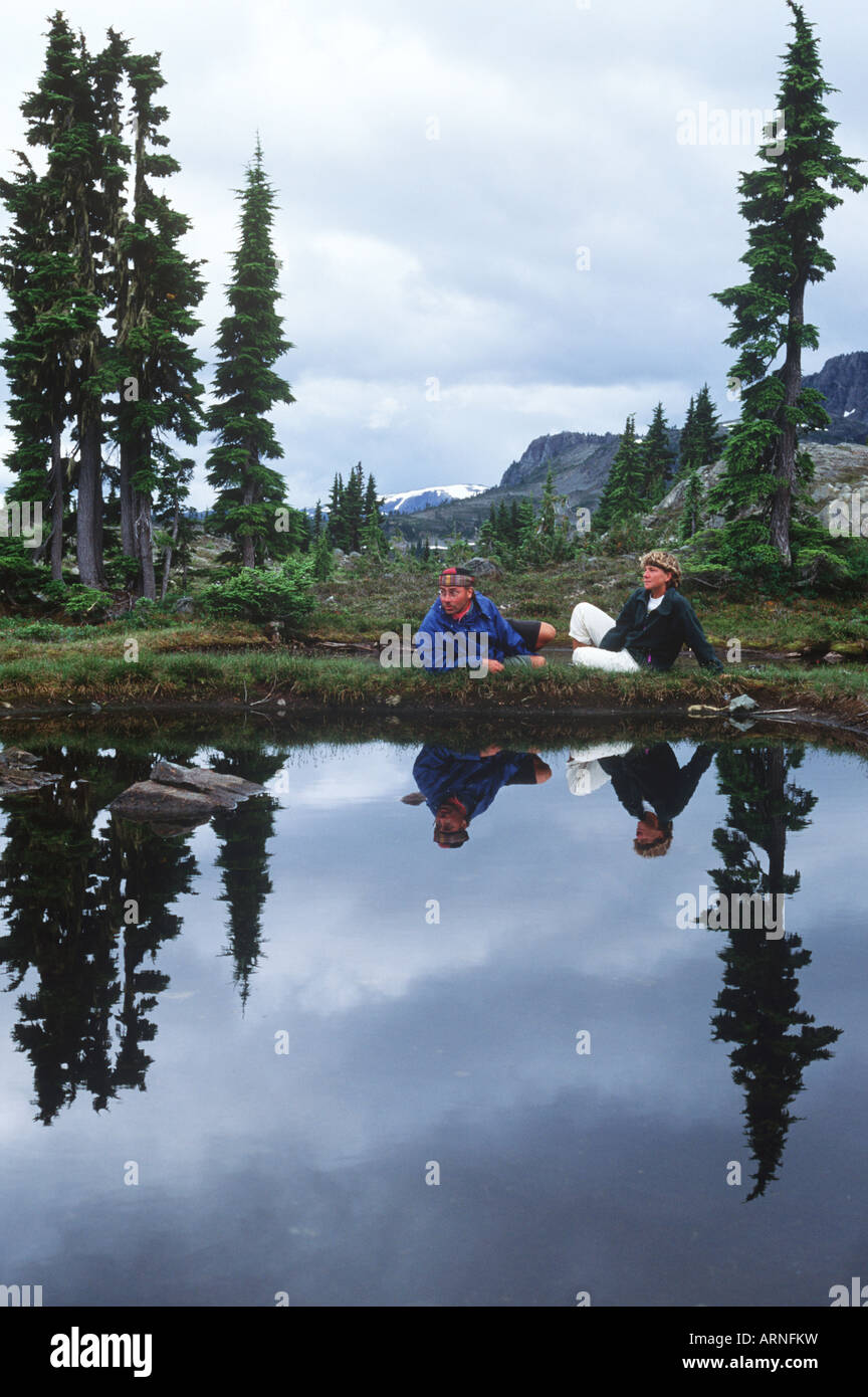 Strathcona Provincial Park, escursionista in Forbidden altopiano, Isola di Vancouver, British Columbia, Canada. Foto Stock