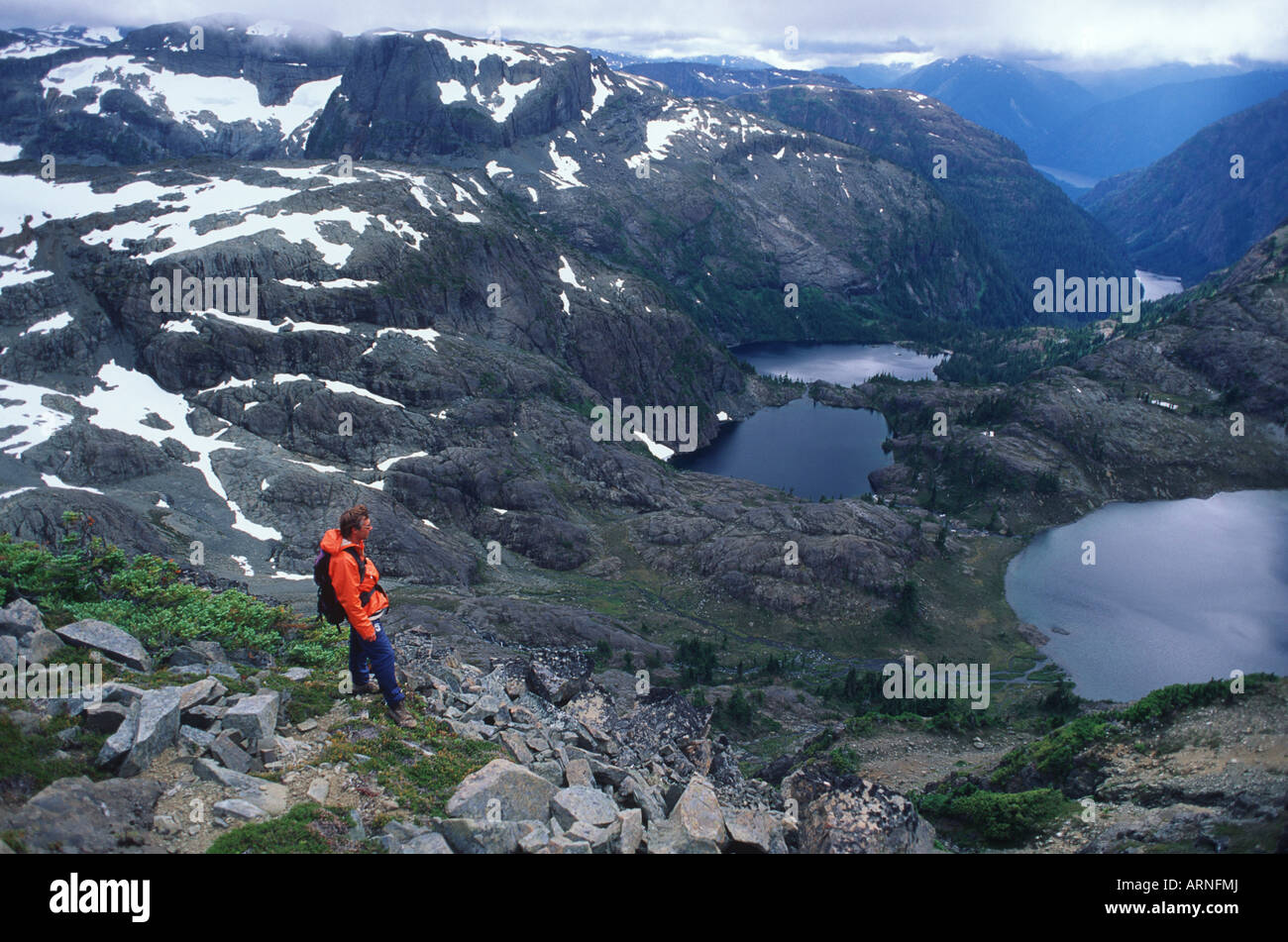 Strathcona Provincial Park, escursionista su Mt Albert Edward discesa sopra la Fede Speranza e Carità laghi, Isola di Vancouver, British Colu Foto Stock