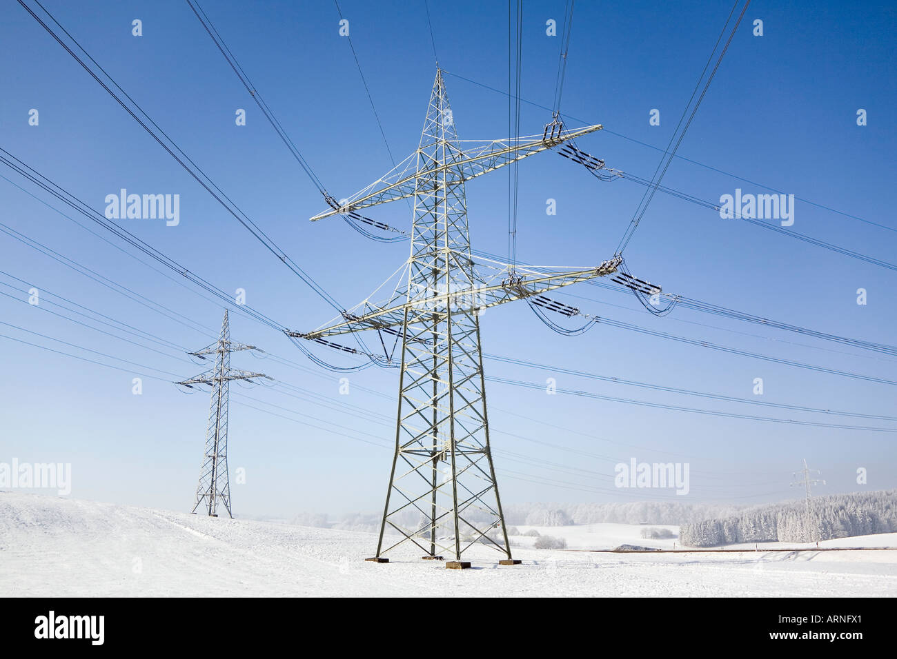 Grandi linee di trasmissione in inverno - il problema del carico neve Foto Stock