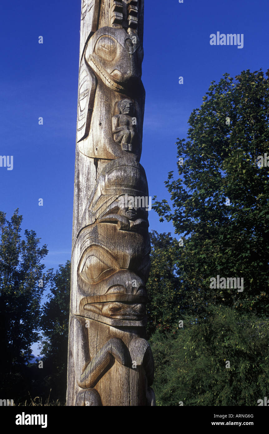 Totem sui terreni della University of British Columbia Museum di antropologia, British Columbia, Canada. Foto Stock