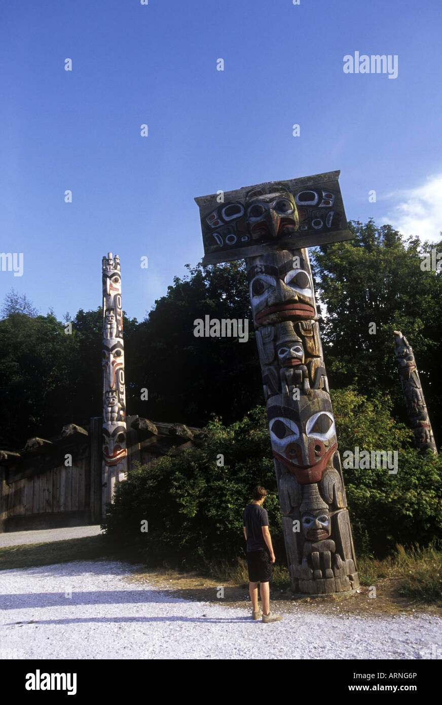 Ragazzo guarda al Totem sui terreni della University of British Columbia Museum di antropologia, British Columbia, Canada. Foto Stock