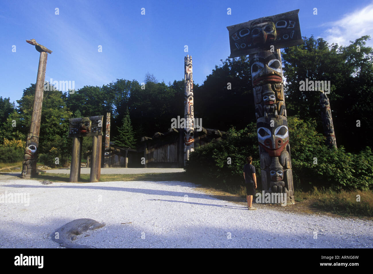 Ragazzo guarda al Totem sui terreni della University of British Columbia Museum di antropologia, British Columbia, Canada. Foto Stock