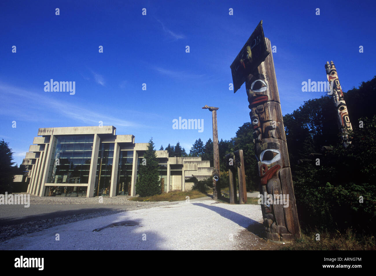 Totem sui terreni della University of British Columbia Museum di antropologia, British Columbia, Canada. Foto Stock