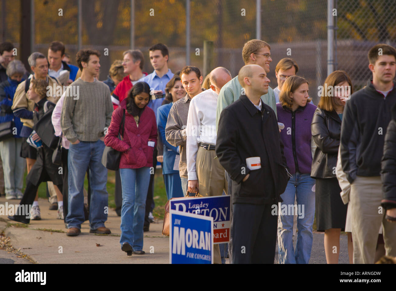 ARLINGTON VIRGINIA USA Gli elettori la linea fino al mattino presto a votare nelle elezioni presidenziali del villaggio di Lione comunità Casa Foto Stock