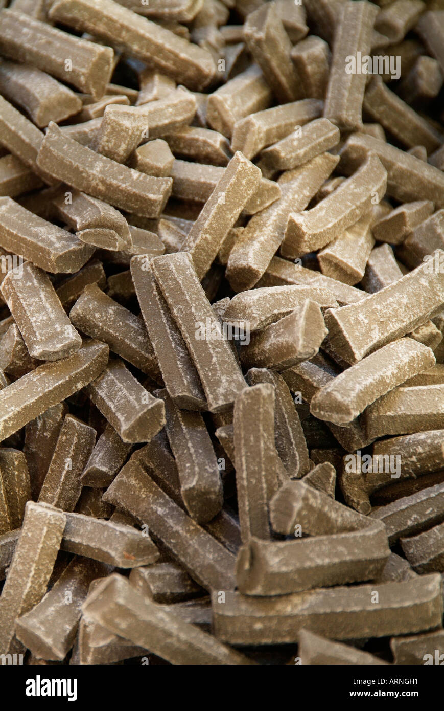 Liquirizia candy stick pasticceria speciale close up macro pila allentato molto fragile telaio completo shadow tan marrone Rough cut lungo lo Foto Stock