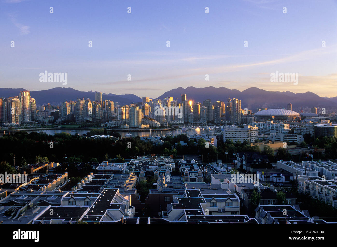 Vista a ovest attraverso False Creek per il centro cittadino con BC Place allo spuntar del giorno, Vancouver, British Columbia, Canada. Foto Stock