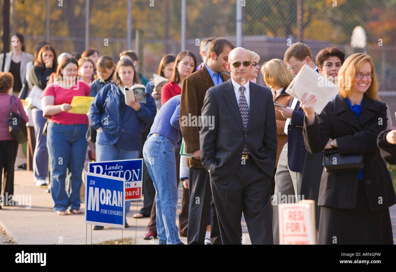 ARLINGTON Virginia STATI UNITI D'AMERICA - Gli elettori la linea fino al mattino presto a votare nelle elezioni presidenziali Foto Stock