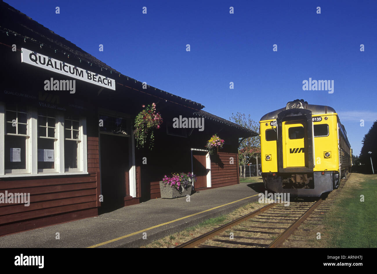 Qualicum Beach, E & N stazione ferroviaria con treni che arrivano, Isola di Vancouver, British Columbia, Canada. Foto Stock