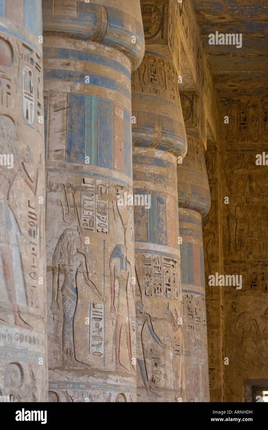 Colonne colorate sotto il porticato della seconda corte Medinat Habu o Habu tempio Cisgiordania Luxor Valle del Nilo in Egitto Foto Stock