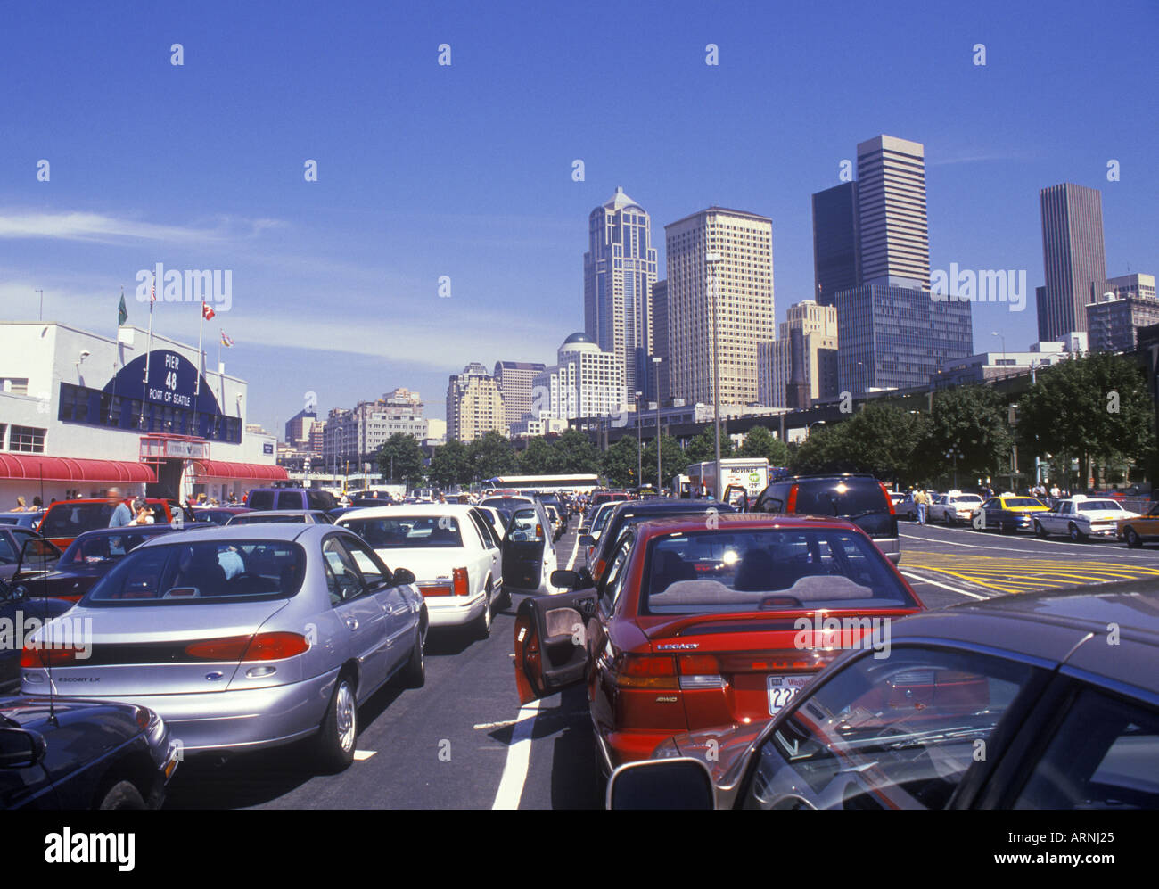 Auto sul ponte della nave. Viaggio nel Pacifico nord-occidentale USA Washington state Waterfront Ferry Victoria Puget Sound. Skyline del centro di Seattle. Spedizione di automobili Foto Stock