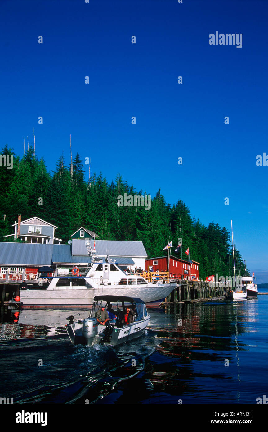 Telegraph Cove - il Boardwalk villaggio su un isola del nord - barca per fare whale watching Lukwa, Isola di Vancouver, British Columbia, Canada. Foto Stock