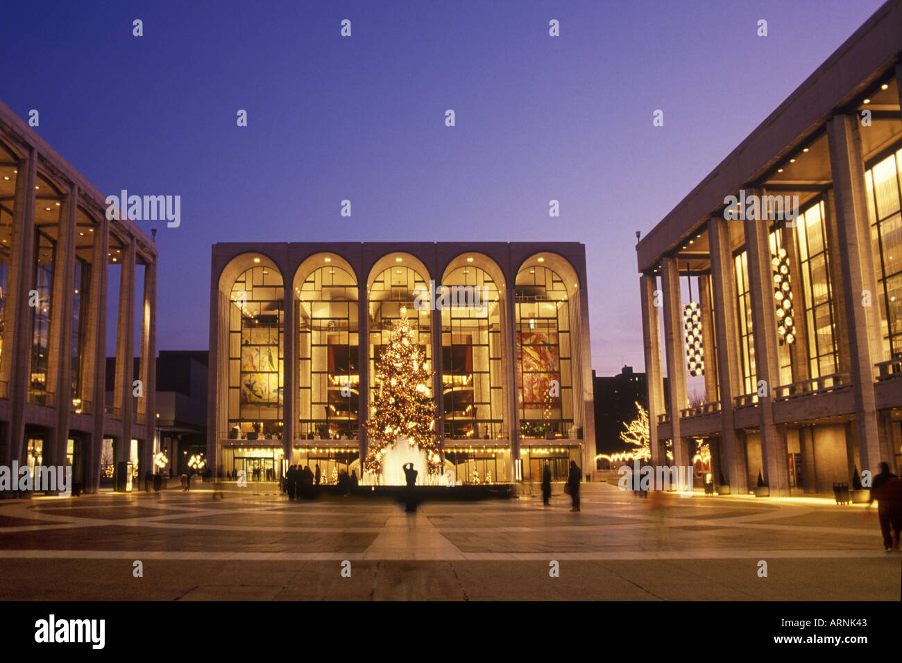 Il Lincoln Center for the Performing Arts Metropolitan Opera House si illumina di notte sull'albero di Natale sulla piazza. Fontana di Revson. New York, Stati Uniti Foto Stock