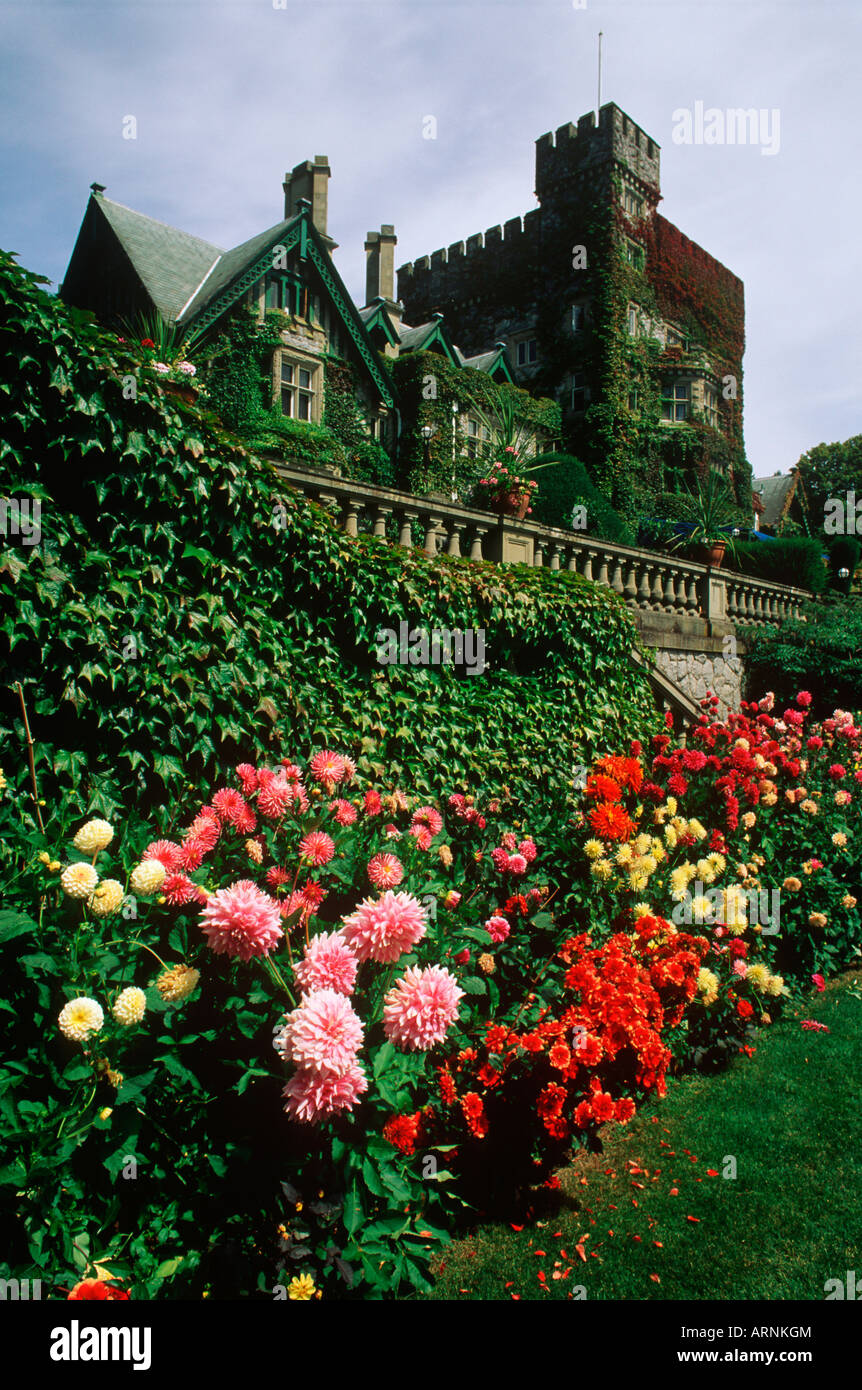 Il castello di Hartley a Royal strade con summer flower display, Victoria, Isola di Vancouver, British Columbia, Canada. Foto Stock