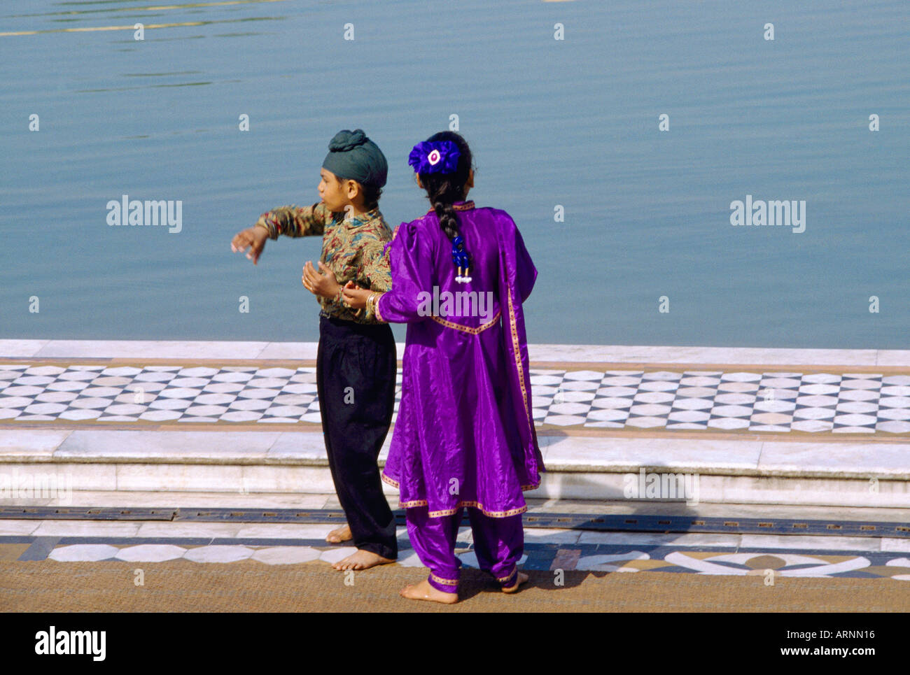 Delhi India Gurdwara Sikh Bangla Sahib i bambini presso i serbatoi Foto Stock