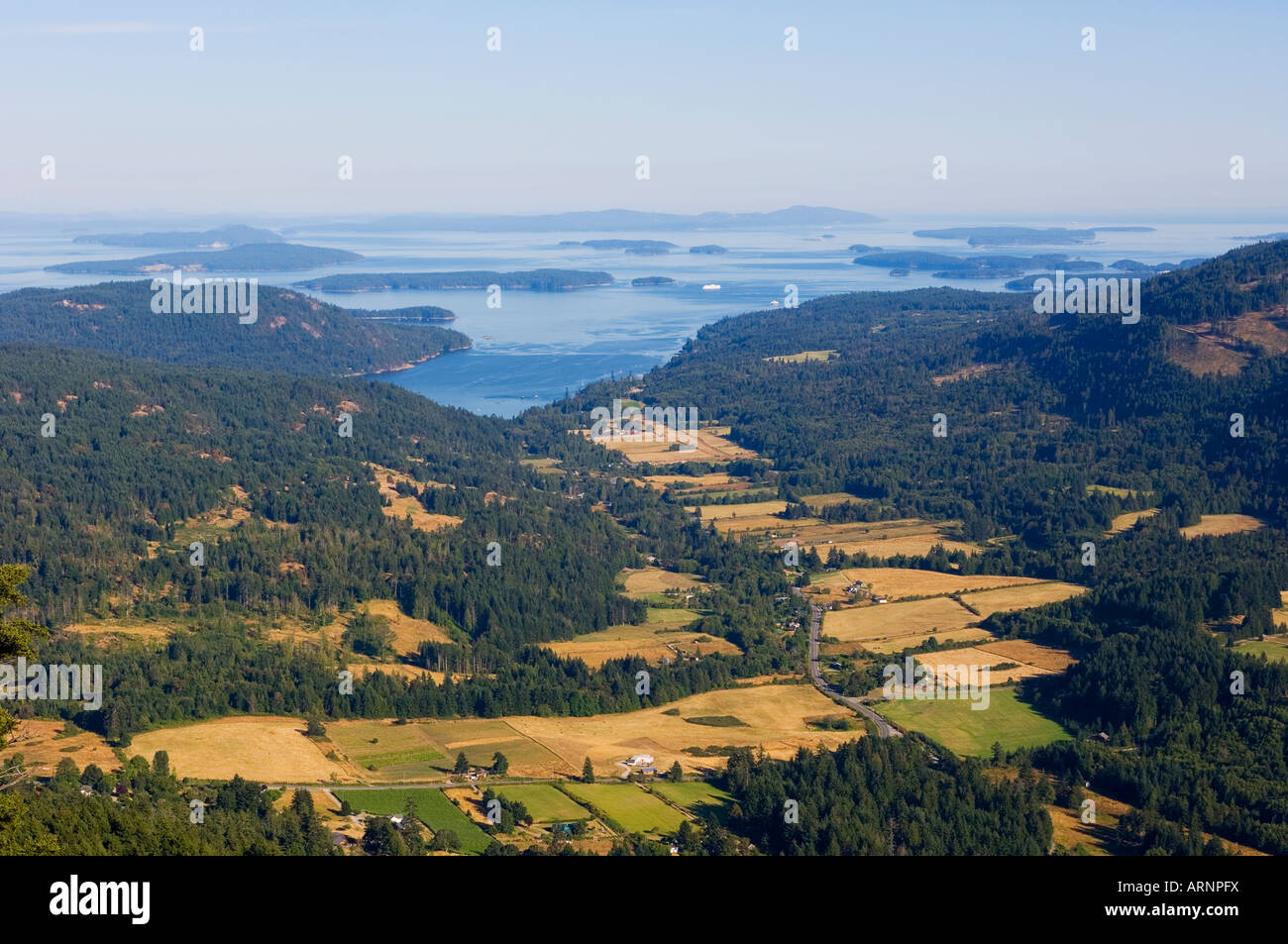 Vista dal Monte Maxwell, Salt Spring Island, guardando verso valle a Fulford Harbour, British Columbia, Canada. Foto Stock